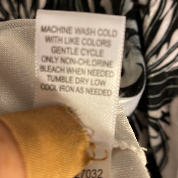 Live and let live velvet v-neck top with sequins size 1X - Picture 11 of 13